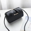 Elegante bolso bandolera cilíndrico en piel negra con cremalleras de lazo dorado - Negro