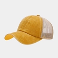 Textura detallada de tela de pana amarilla y malla transpirable en la gorra de camionero - Ajustable / Amarillo