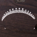 Elegante tiara da sposa in argento con strass scintillanti su sfondo in legno rustico - Argento Spesso Strass Bianchi