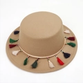 Détail d'un canotier camel avec des glands colorés et une bordure ethnique perlée - M(56-58cm) / Chameau