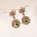 Vista macro de pendientes de hoja en bronce vintage con cristales y cuentas verdes - Pin de plata-Pendientes verdes