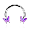 Makroaufnahme von silbernem Hufeisen-Nasenring mit lila Schmetterlingsenden - 1.2x10mm / Violetter Schmetterling
