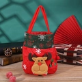 Vista detallada de bolsa de regalo navideña con reno de peluche y bordado festivo rojo - Reno con Cuello de Copo de Nieve