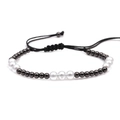 Bracciale intrecciato con perle bianche e perline in metallo grigio scuro su cordino nero - Nero
