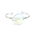 Detail van met zilverdraad omwikkelde hartopaal op een verstelbare Levensboom armband - Natuurlijk / Opaal