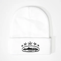 Détail du bonnet blanc en tricot avec cinq étoiles noires et paysage de montagne brodé - Blanc