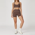 Conjunto de yoga de dos piezas marrón oscuro con costuras blancas y shorts de cintura alta - Sujetador 7028 + Pantalón Corto 7028 - Marrón Oscuro / S