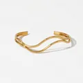 Brazalete abierto dorado de doble capa con diseño de ondas y acabado pulido - Dorado