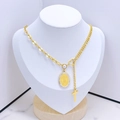 Collana a strati dorata con pendente ovale religioso, perle e ciondolo a croce - Collana Ritratto Ovale di Perle