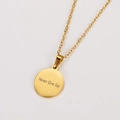 Collar de acero dorado con colgante redondo grabado con Never Give Up - Color Dorado (Never Give Up)