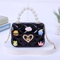 Borsa a mano trapuntata nera con manico di perle e ciondoli a cartone animato vivaci - Nero (Con toppe fai-da-te casuali)