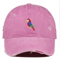 Vintage-Baseballcap in Rosa mit bunter Papageienstickerei und modischen Destroyed-Effekten - Rosa