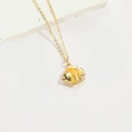 Gouden vissing-ketting met oranje en gele emaille details op een witte steen - Geel