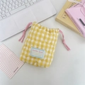 Primer plano de bolsa acolchada de cuadros amarillos con detalle de costura de corazón - Cuadros Amarillos