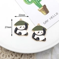 Ciondolo panda in smalto con cappello a quadri verdi e design a bambù 27x22mm - Panda con Cappello
