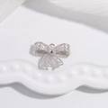 Colgante de lazo en plata de ley S925 con collar de perlas sobre fondo de malla blanca - Tono de Oro Blanco (Colgante Solo Sin Cadena)