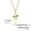Goldene Edelstahlkette mit grünem Stechpalmen-Blumenanhänger und Emaille-Details - Goldfarbe - Stechpalme