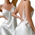 Weißes Satin-Nachthemd mit zarter Spitze und elegantem tiefem V-Rückenausschnitt - S / Weiß