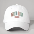 Détail de l'imprimé God is Good sur casquette de baseball blanche ajustable en coton - Taille unique / Blanc