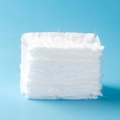Dischetti di cotone bianco quadrati impilati su sfondo blu per la pulizia del viso quotidiana - Bianco Puro Singolo Lato Ricambi (10 Pezzi)