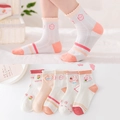 Calze in cotone traforato per bambine con stampe di conigli e fragole nei toni del rosa - Rosa A a Rete / 3-5 Anni (Lunghezza del piede 13-15cm)