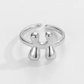 Detail eines silbernen verstellbaren Rings mit zwei einzigartigen 3D-Figuren-Ornamenten - Buchstabe H