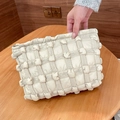 Dettaglio della trama a griglia trapuntata crema e della cerniera dorata della borsa - Cachi