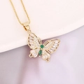 Détails macro du collier papillon doré serti de zircons transparents et verts - Style de Zircone Transparent et Vert (3#)
