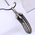 Collana con ciondolo a dente di lupo e artiglio d'aquila retrò con cordino nero unisex - Stile Artiglio d'Aquila che Tiene una Piuma (510112)