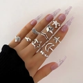 Set di 11 anelli d'argento con forme di cuore, stella e luna indossati sulla mano - Y2K Argento Set Anelli Stella Luna Cuore 11 Pezzi / Argento