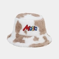 Dettaglio del ricamo MUSIC e della morbida texture peluche maculata sul cappello - Cachi