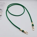 Dettaglio della tracolla in pelle PU verde con ganci girevoli dorati e rifiniture - Verde + Gancio Dorato
