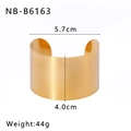 Dettaglio del bracciale rigido da 4,0 cm in acciaio inossidabile placcato oro 18k inciso - Stile A Righe Orizzontali (NB-B6163)