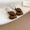 Boucles d'oreilles cœur en résine marron café avec tiges argent sur fond en tricot - 51# Coeur Marron Miroir (Crochet d'oreille)