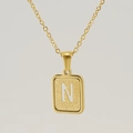 Colgante cuadrado de acero de titanio dorado con diseño calado de la letra N - Letra N
