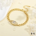 Detail eines goldenen Panzerarmbands mit Marquise-Kristall und Karabinerverschluss - Transparent Augen Stil (BR1818-B-6)