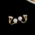 Eleganti orecchini di perle dorate con accenti di cristallo su uno sfondo nero - Stile Perla Strass ad Arco (48#) / Oro