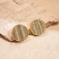 Boucles d'oreilles rondes dorées minimalistes avec une texture de vagues d'eau irrégulières - Doré