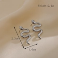 Minimalistische silberne Schlangenohrringe aus poliertem Edelstahl mit Größenangaben - Glattsilber