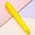 Evidenziatore giallo brillante con guscio traslucido e clip su uno sfondo a tre colori - Giallo