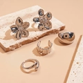 Set di 5 anelli a fiore irregolare in argento dallo stile metallico minimalista - Set da 5 pezzi / Argento