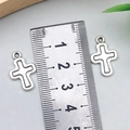 Dettaglio dei ciondoli a croce in lega d'argento con righello per la misura - Croce a Linea Piena Argento Antico 13x19mm