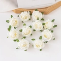 Detalle de rosas artificiales de seda blanca con hojas para manualidades florales - Blanco