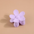 Détail d'une pince à cheveux fleur mauve mat avec dents de requin en ABS durable - Mauve Clair