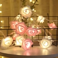 Dettaglio di luci a stringa con rose in schiuma rosa e bianco a luce calda - 1.5M 10LED-Batteria-Luce Fissa / Pink + White Rose