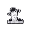 Spilla in smalto con personaggio cowboy e testo I'm Your Huckleberry su sfondo bianco - Stile Ritratto Cowboy (QHXZ952)