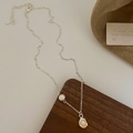 Dettaglio collana perle d'acqua dolce con ciondolo in metallo lavico su scena estetica - Rame Placcato Platino e Perla / Pendente con Perla Singola / Argento