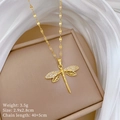 Dettaglio della collana con ciondolo a libellula dorata e zirconi bianchi su seta - Stile Libellula Dorata (J304)