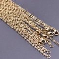 Vista de detalle de cadenas de acero inoxidable de 2mm chapadas en oro de 18k con cierres de langosta - 60CM / Dorado
