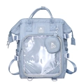 Detailaufnahme der hellblauen Ita-Bag mit transparentem PVC-Fenster und Bärenstickerei - Blau